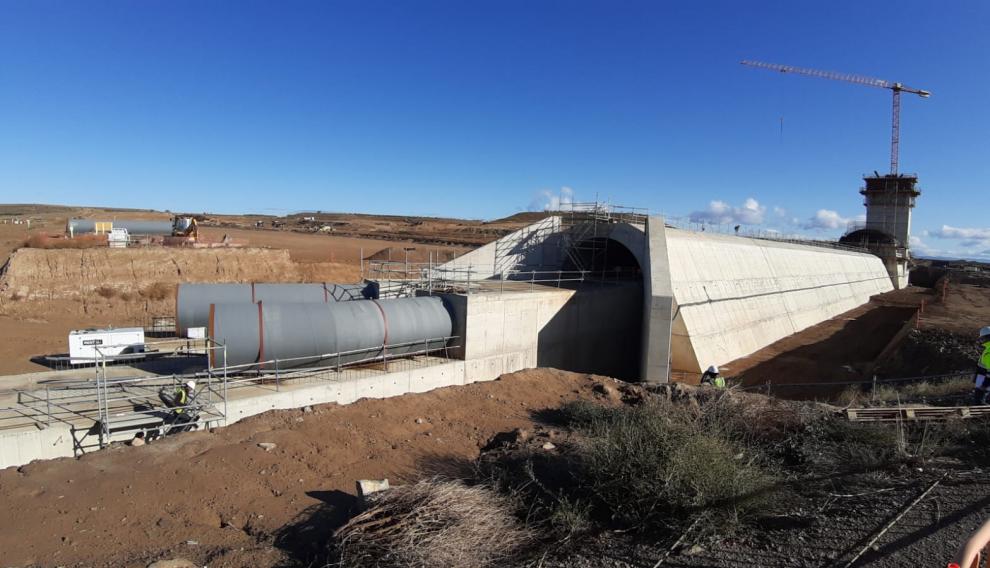 Dique oeste, en cuyo interior se encuentra la galería de acceso a las válvulas.